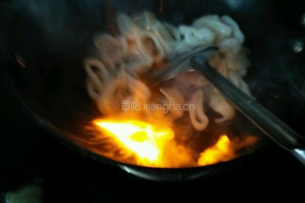 西蓝花炒鱿鱼圈的做法图解6