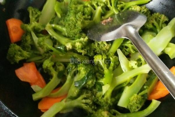 西蓝花炒鱿鱼圈的做法图解8