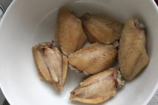 压锅鸡翅的做法图解1