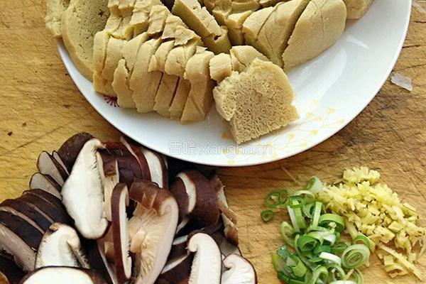 香菇炖冻豆腐的做法图解1