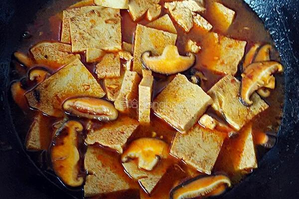 香菇炖冻豆腐的做法图解4