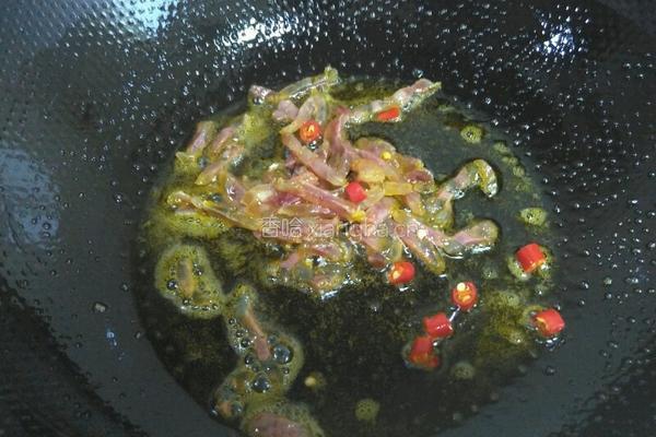 野芹菜炒香肠的做法图解4
