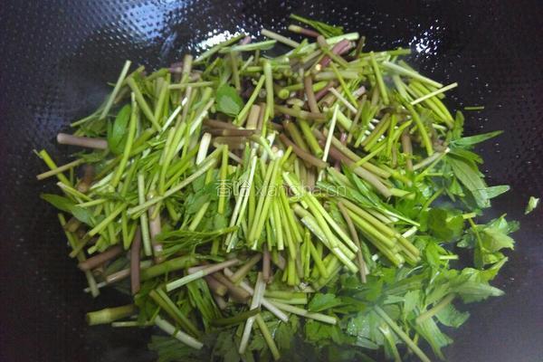 野芹菜炒香肠的做法图解5