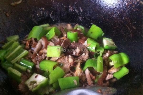 卤味猪蹄炒青椒的做法图解5