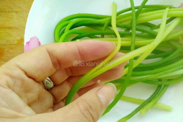 凉拌手撕蒜苔的做法图解6