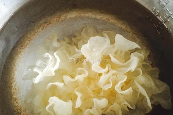 春天了,教你做一份颜值超高的银耳羹。的做法图解3