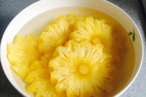 七彩菠萝炒饭的做法图解1
