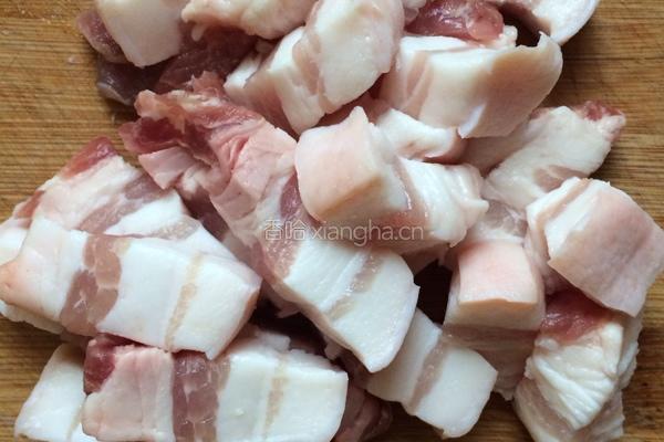 红烧肉土豆烧豆角的做法图解1