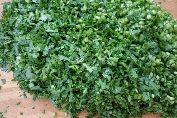 茼蒿鲜虾水饺的做法图解2