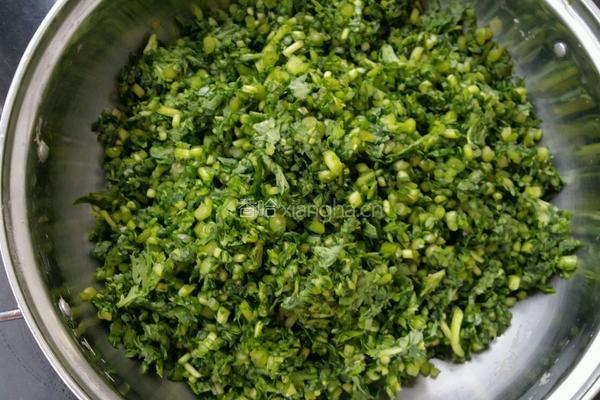 茼蒿鲜虾水饺的做法图解3