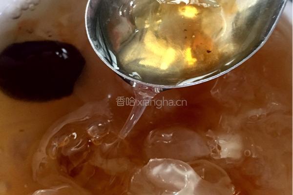 桃胶皂角米银耳羹