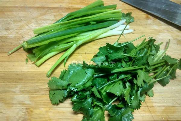 菠菜汤面条的做法图解1