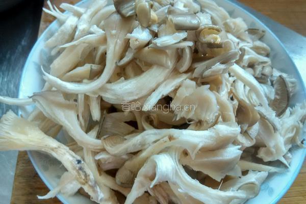 蘑菇炒豆腐的做法图解1