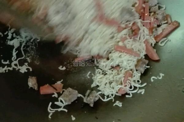 午餐肉丁炒面的做法图解7