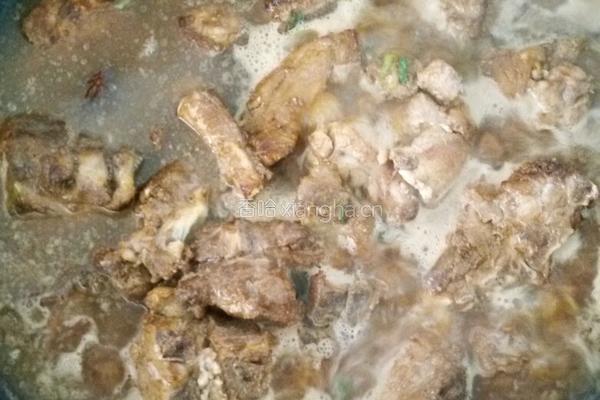 鄂尔多斯特色菜之――猪骨头烩酸菜的做法图解4