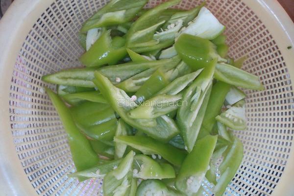 虎皮椒炒鸡肾的做法图解2
