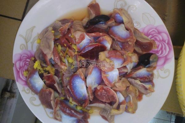 虎皮椒炒鸡肾的做法图解1