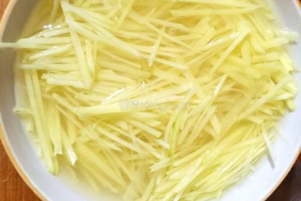 凉拌土豆丝的做法图解1