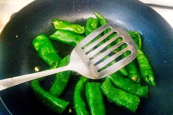 虎皮尖椒。的做法图解3