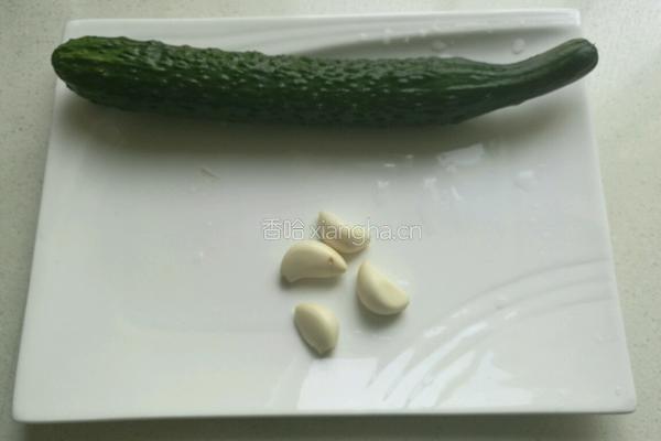 蒜泥黄瓜片的做法图解1