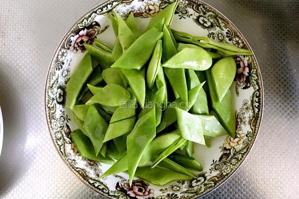 腊肠炒扁豆的做法图解2