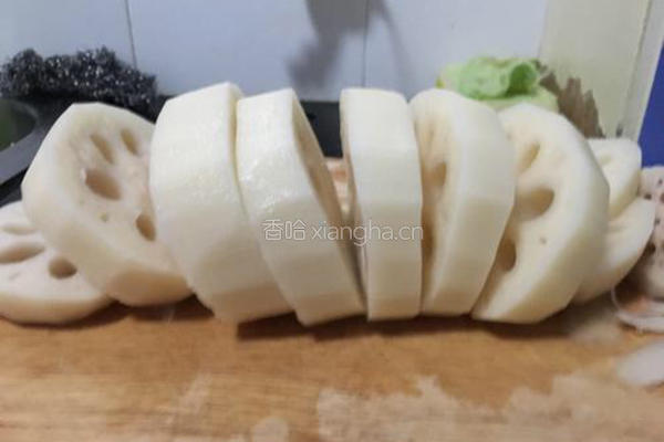 莲藕排骨汤的做法图解2