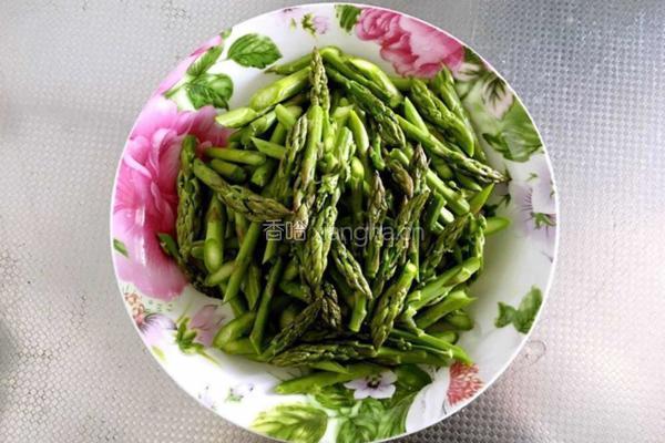 腊肠炒芦笋的做法图解2