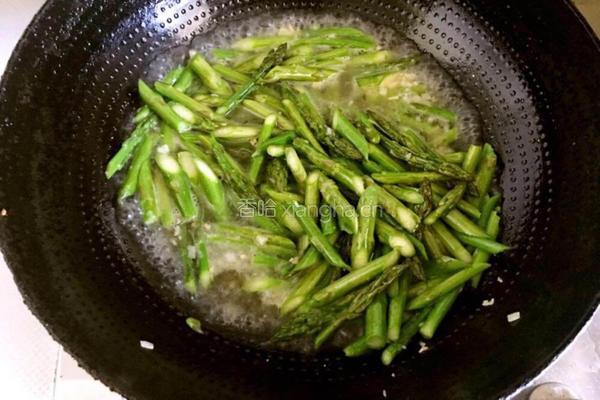 腊肠炒芦笋的做法图解4