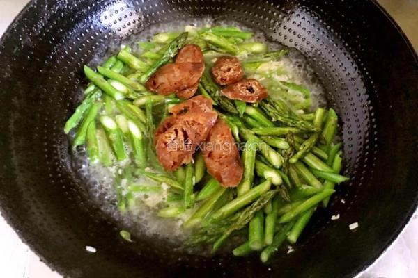 腊肠炒芦笋的做法图解5