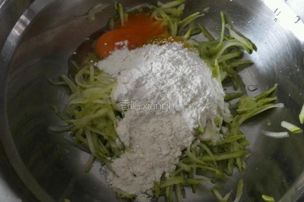 西葫芦鸡蛋软饼的做法图解1