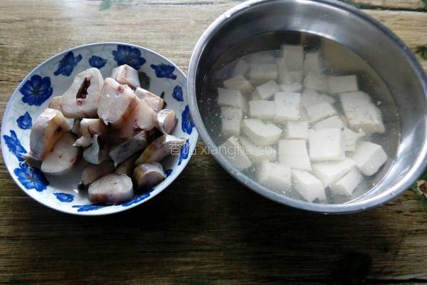 砂锅鳕鱼豆腐汤的做法图解2