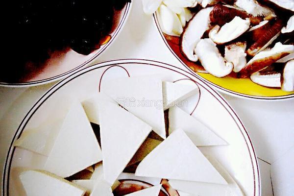 香菇烧豆腐的做法图解1