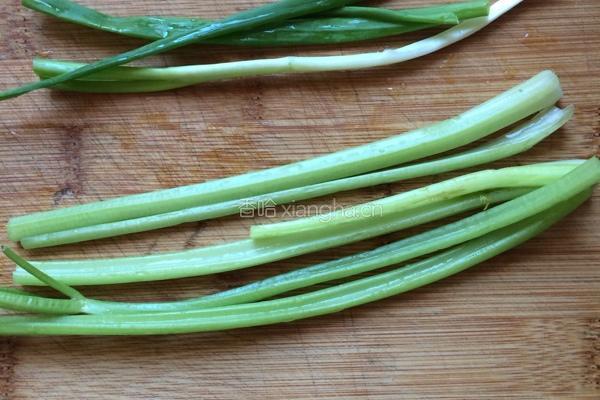 芹菜瘦肉粥的做法图解1
