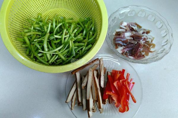芦蒿香干炒咸肉丝的做法图解1