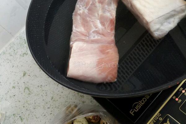 五花肉炖鹌鹑蛋的做法图解1