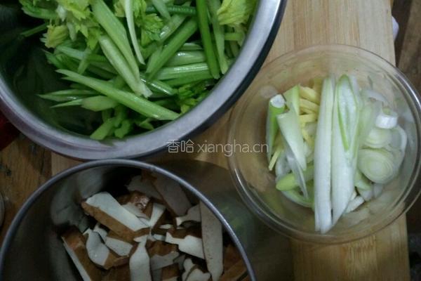芹菜炒豆干的做法图解1