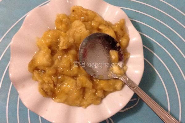 饺子皮香蕉馅饼的做法图解2