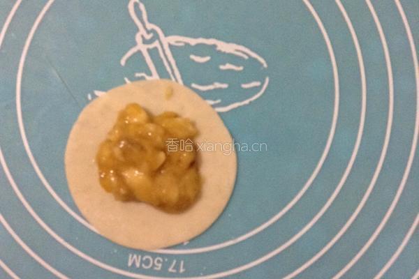 饺子皮香蕉馅饼的做法图解3
