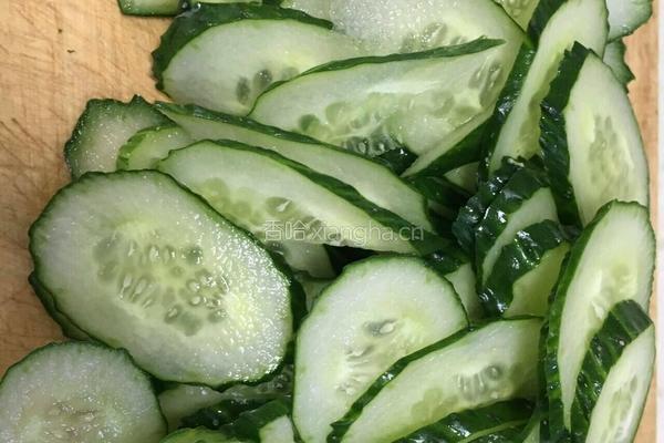 酥肉黄瓜芨菜汤的做法图解4