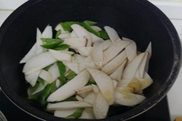杏鲍菇炒尖椒的做法图解2