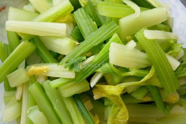 西芹炒肉的做法图解1