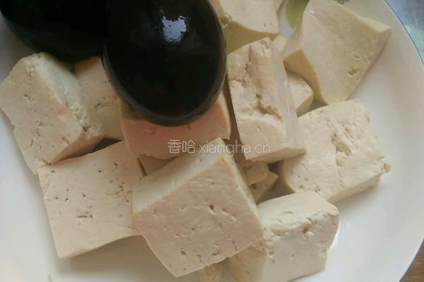 皮蛋拌豆腐的做法图解1