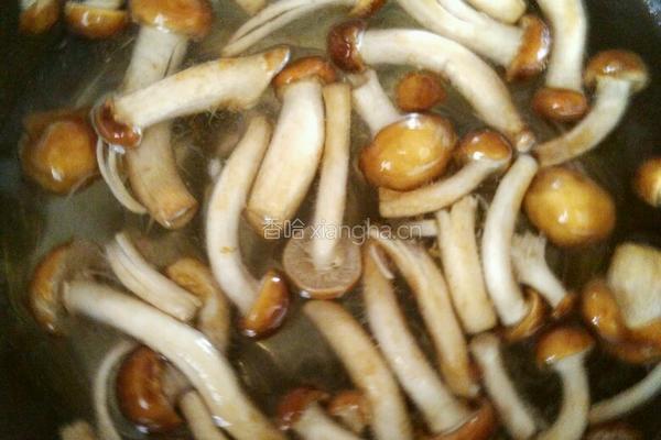 青菜炒滑子蘑的做法图解2