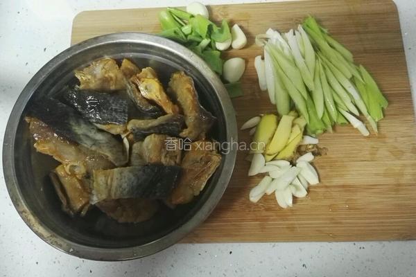 蒜爆腊鱼块的做法图解1