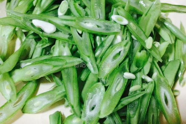火腿炒四季豆的做法图解1