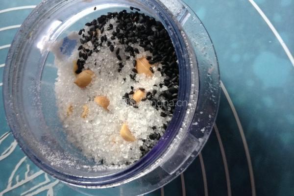 饺子皮芝麻卷的做法图解2