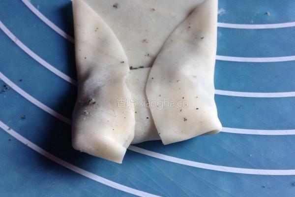 饺子皮芝麻卷的做法图解5