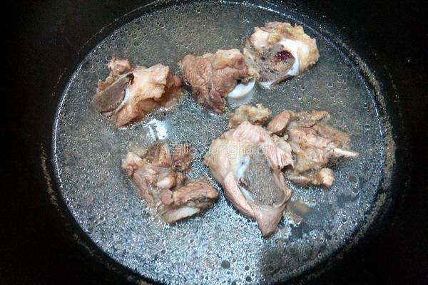 菜干蚝鼓猪骨汤的做法图解4