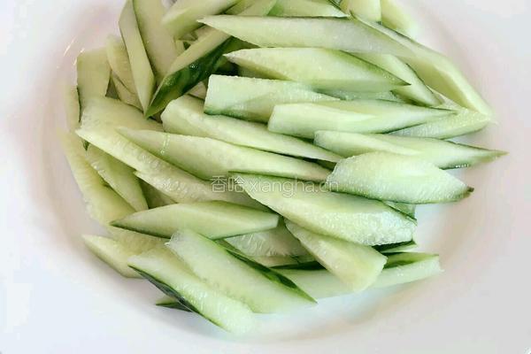 蒜蓉炒青瓜的做法图解1
