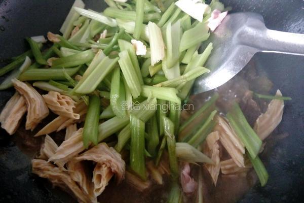 腐竹芹菜炒肉的做法图解5